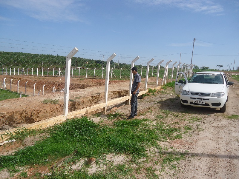 Presidente apura denúncia de erosão no novo campo gramado na Sede Cocalzinho