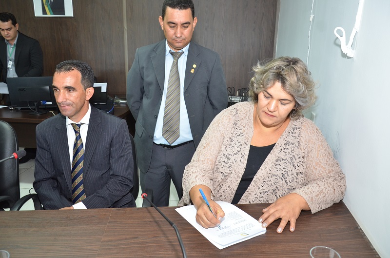 Claudia Gomes é empossada como vereadora pela mesa diretora da Câmara.