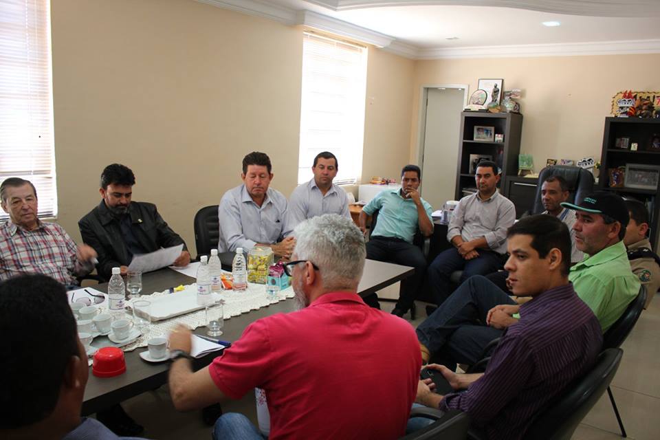 Vereadores, Prefeito, engenheiros e membros do Tribunal de Justiça de Goiás, reuniram-se no último dia 28/08/2017 para discutir o local onde será construído a unidade prisional em Cocalzinho de Goiás