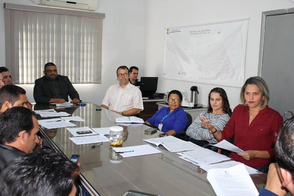 Vereadores recebem secretária de educação para tratar do funcionamento do processo seletivo para contratação de professores e monitores