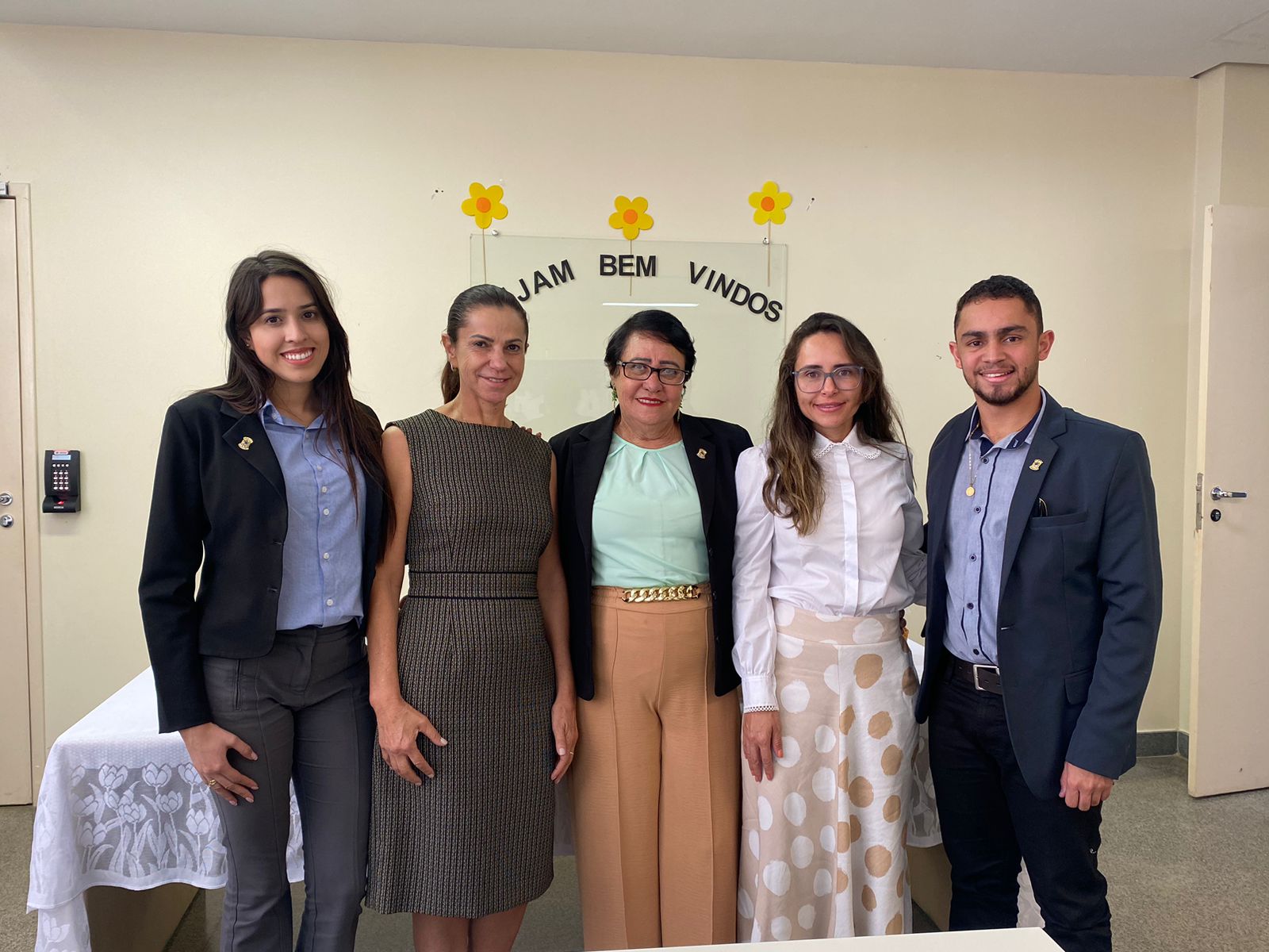 Presidente da Câmara homenageia a juíza Drª Luciana Oliveira com menção honrosa pelos serviços prestados na comarca do município.