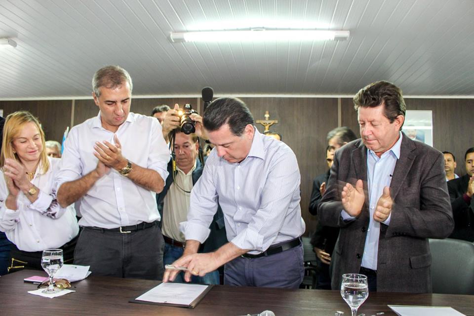 Governador Marconi assina convênio de R$ 2 milhões para Cocalzinho, ato solene ocorreu na Câmara Municipal