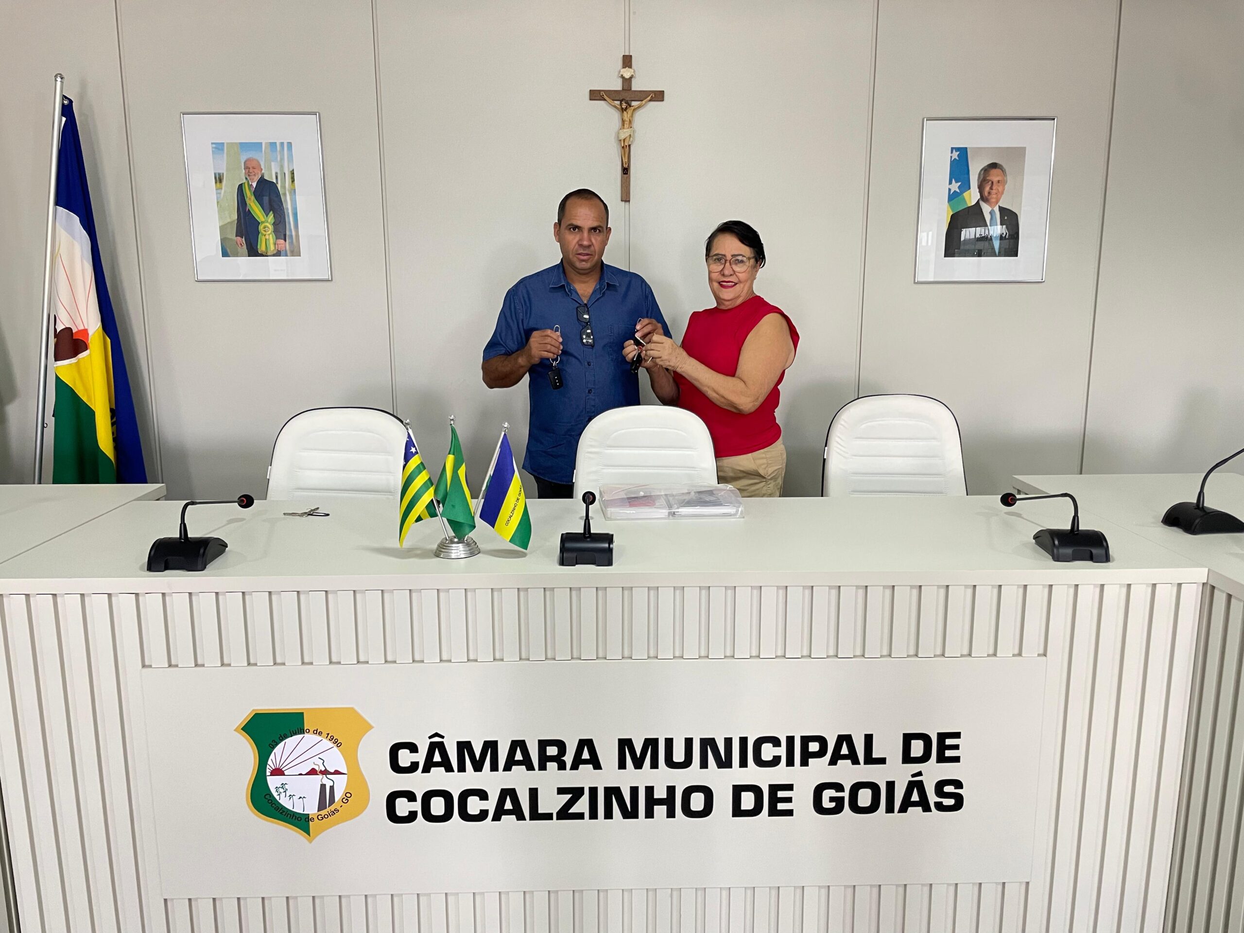 Nova presidência da Câmara: Gestão é oficialmente transmitida pela ex-presidente Tânia ao sucessor, Chico Mota.