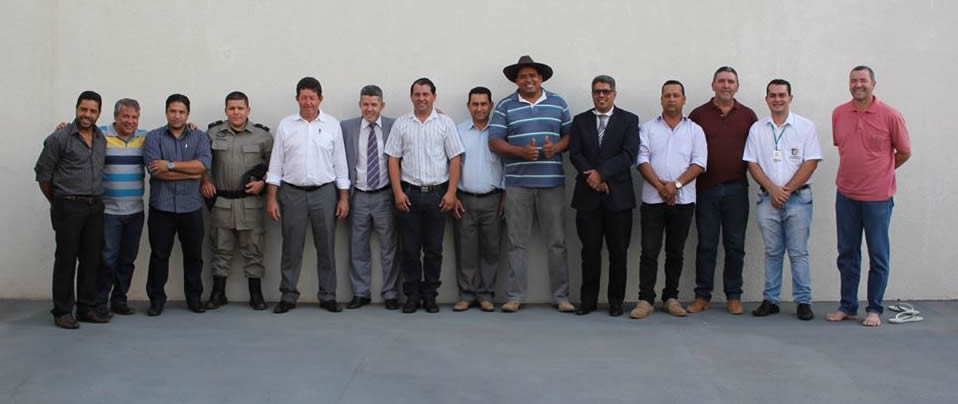 Vereadores, Polícia Militar, Conselho de Segurança e Prefeito tiveram um “dedo de prosa” com o Dep. Federal Delegado Waldir.